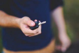Autoschlüssel in der Hand - Schlüssel Lutzern